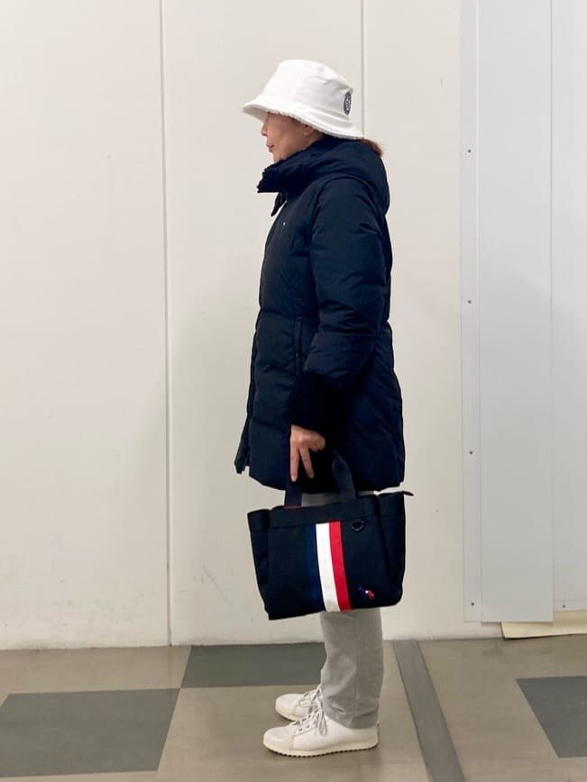 ブラック系のダウンジャケット/コート、グレー系のその他パンツ、ブラック系のトートバッグを着用したレディースの冬コーディネートの2枚目の写真