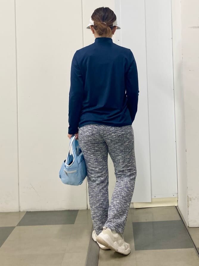 ブルー系のTシャツ/カットソー、ブルー系のその他パンツ、ブルー系のショルダーバッグを着用したレディースの春コーディネートの3枚目の写真