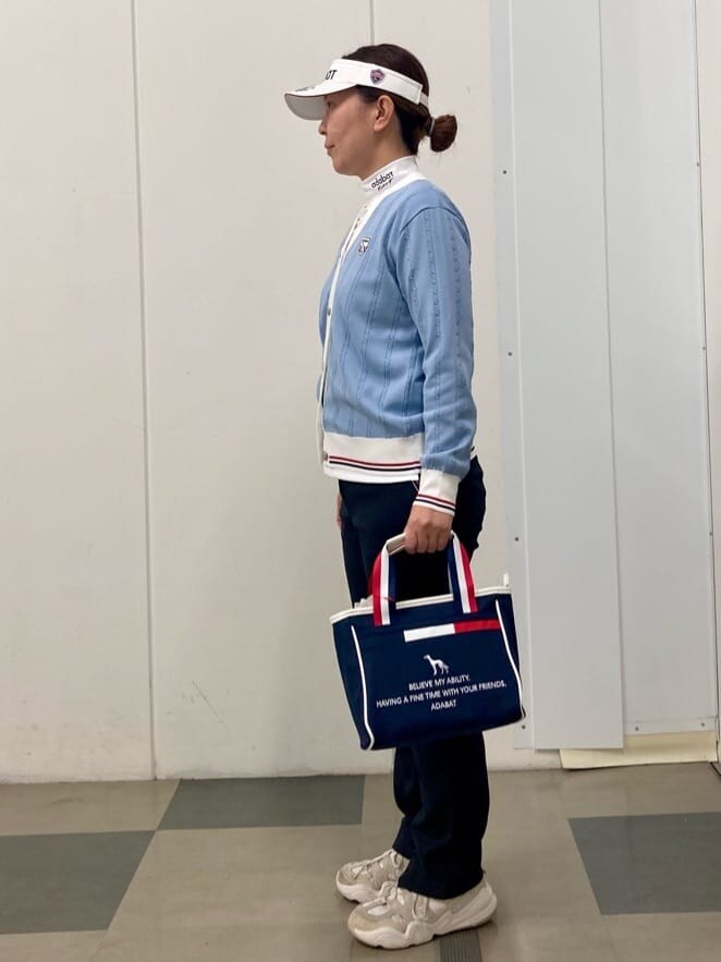 ブルー系のカーディガン/ボレロ、ホワイト系のTシャツ/カットソー、ブルー系のトートバッグを着用したレディースの冬コーディネートの2枚目の写真