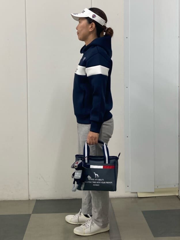 ブルー系のパーカー、グレー系のその他パンツ、グレー系のトートバッグを着用したレディースの秋コーディネートの4枚目の写真