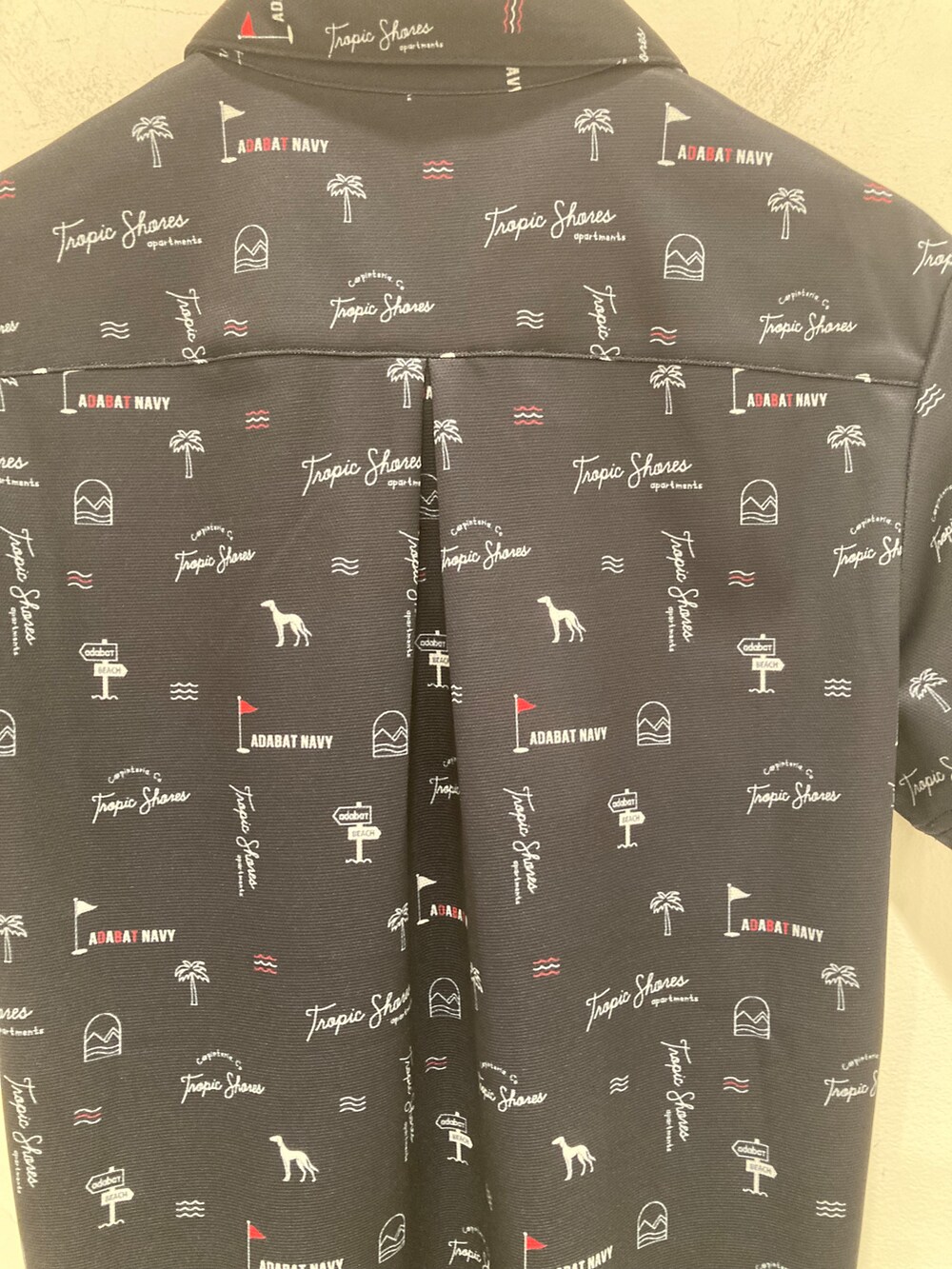 ブラック系のその他パンツ、ブルー系のトートバッグ、ブルー系のTシャツ/カットソーを着用したレディースの夏コーディネートの6枚目の写真