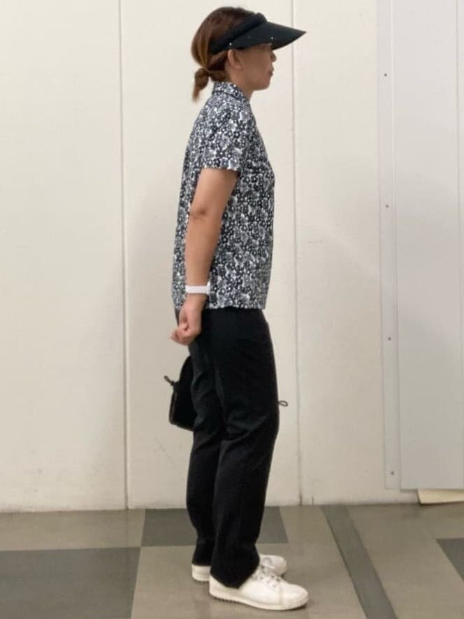 ブラック系のポロシャツ、ブラック系のその他パンツ、ブラック系のハンドバッグを着用したレディースの夏コーディネートの4枚目の写真