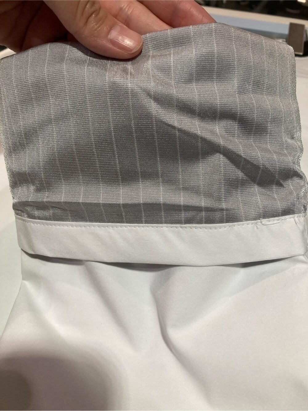 ブルー系のニット/セーター、ホワイト系のその他パンツ、グレー系のトートバッグを着用したレディースの秋コーディネートの6枚目の写真
