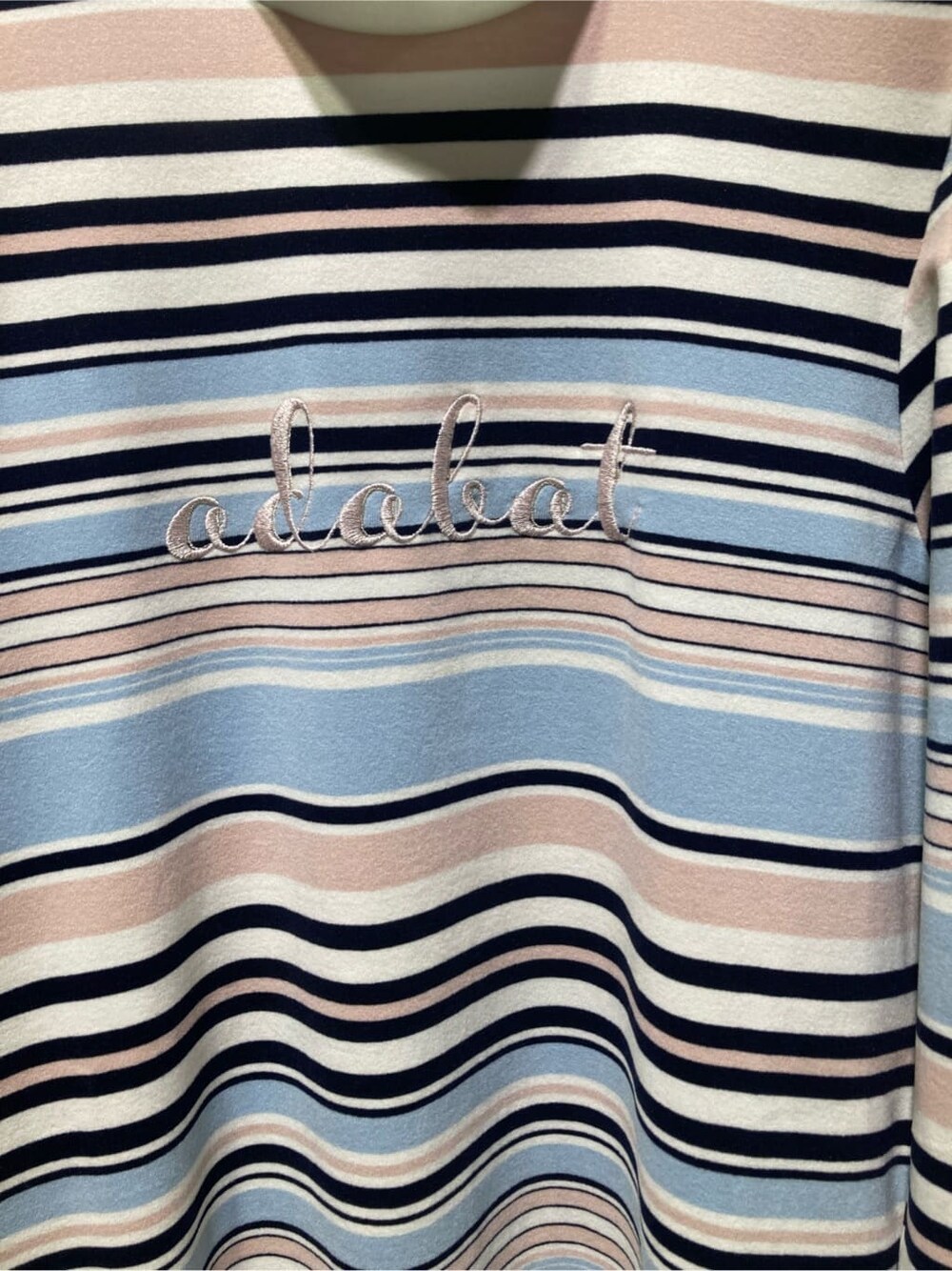ホワイト系のTシャツ/カットソー、ブラック系のその他パンツ、ピンク系のショルダーバッグを着用したレディースの秋コーディネートの6枚目の写真