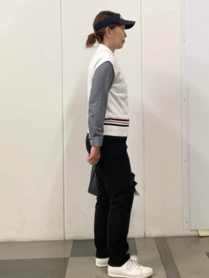 ホワイト系のベスト、ブルー系のシャツ/ブラウス、ブルー系のその他パンツを着用したレディースの秋コーディネートの4枚目の写真