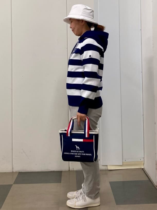 ブルー系のニット/セーター、グレー系のその他パンツ、ブルー系のトートバッグを着用したレディースの冬コーディネートの2枚目の写真