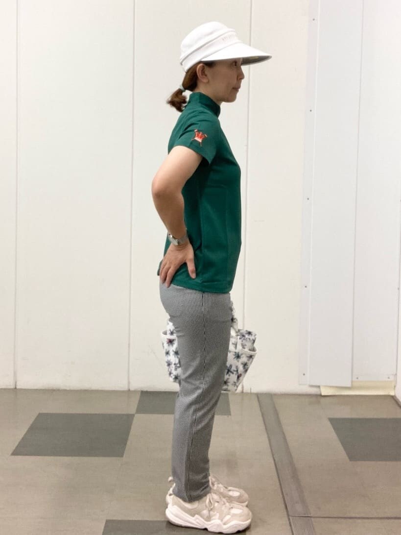 ホワイト系のその他パンツ、ホワイト系のハットを着用したレディースの夏コーディネートの3枚目の写真