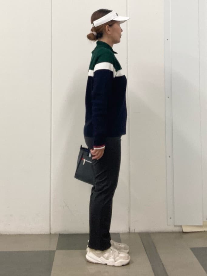 グリーン系のニット/セーター、ブラック系のその他パンツ、グレー系のトートバッグを着用したレディースの秋コーディネートの4枚目の写真
