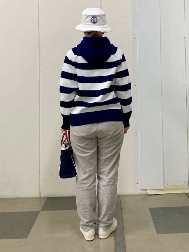 ブルー系のニット/セーター、グレー系のその他パンツ、ブルー系のトートバッグを着用したレディースの冬コーディネートの3枚目の写真