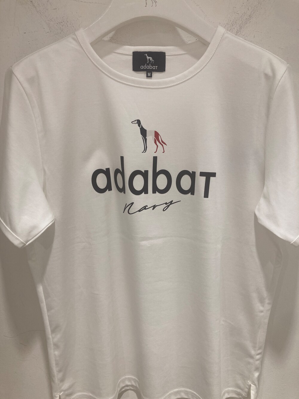 ホワイト系のTシャツ/カットソー、ブラック系のその他パンツ、ブルー系のボストンバッグを着用したレディースの夏コーディネートの5枚目の写真