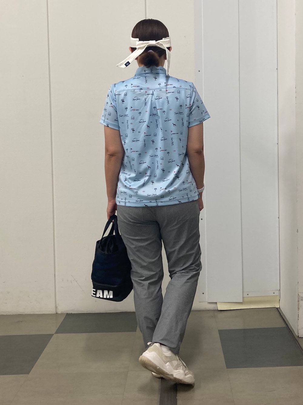ブルー系のTシャツ/カットソー、ブラック系のその他パンツ、ブルー系のトートバッグを着用したレディースの夏コーディネートの3枚目の写真