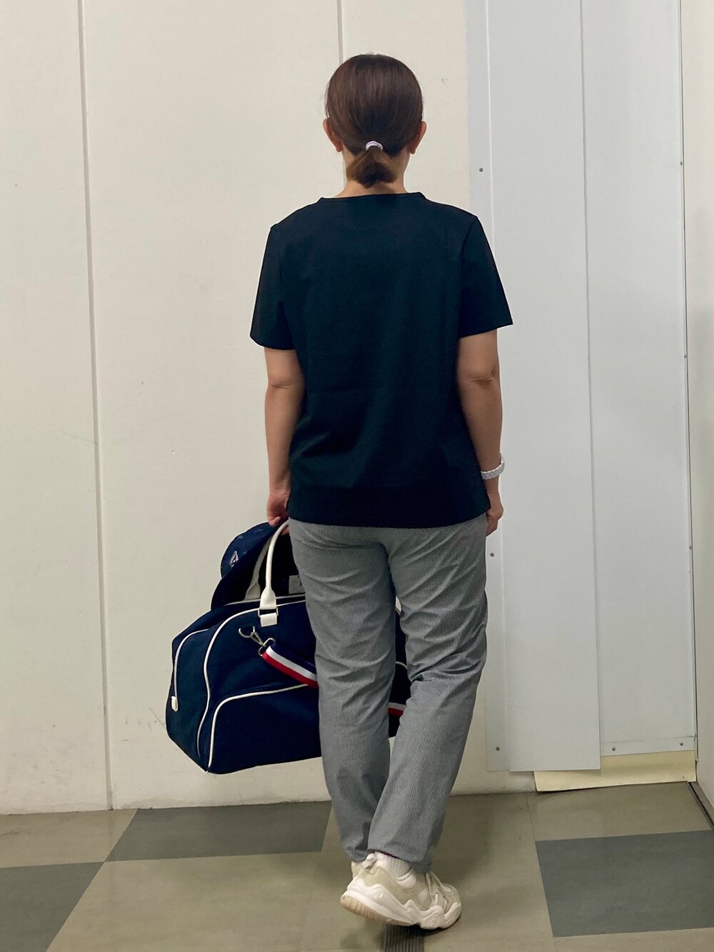 ブラック系のその他パンツ、ブルー系のボストンバッグ、ブラック系のTシャツ/カットソーを着用したレディースの夏コーディネートの3枚目の写真
