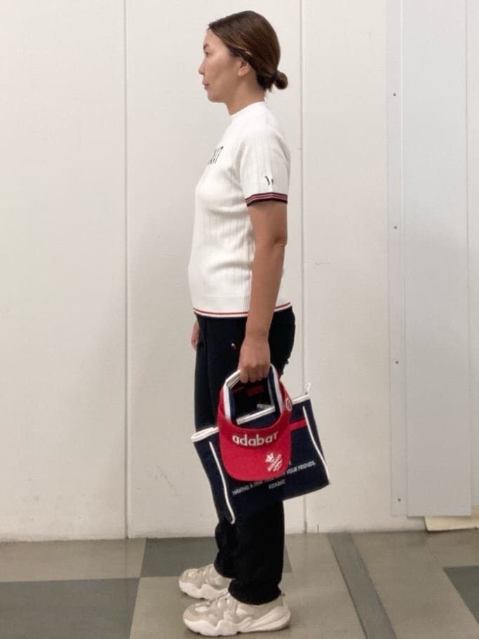 ホワイト系のニット/セーター、ブルー系のその他パンツ、ブルー系のトートバッグを着用したレディースの夏コーディネートの2枚目の写真