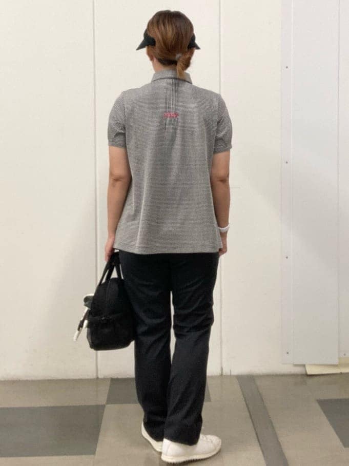 ブラック系のポロシャツ、ブラック系のその他パンツ、ブラック系のハンドバッグを着用したレディースの夏コーディネートの3枚目の写真