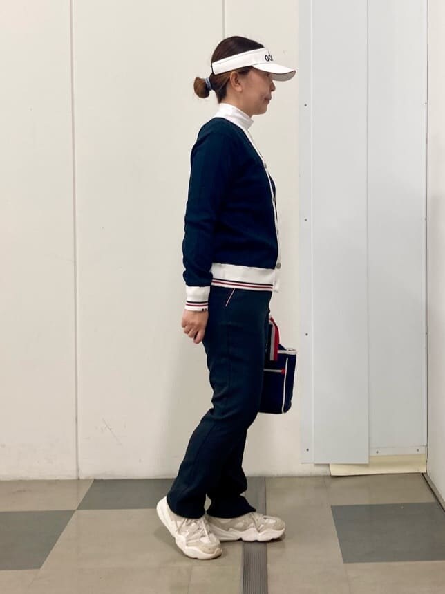 ブルー系のカーディガン/ボレロ、ホワイト系のTシャツ/カットソー、ブルー系のトートバッグを着用したレディースの冬コーディネートの4枚目の写真