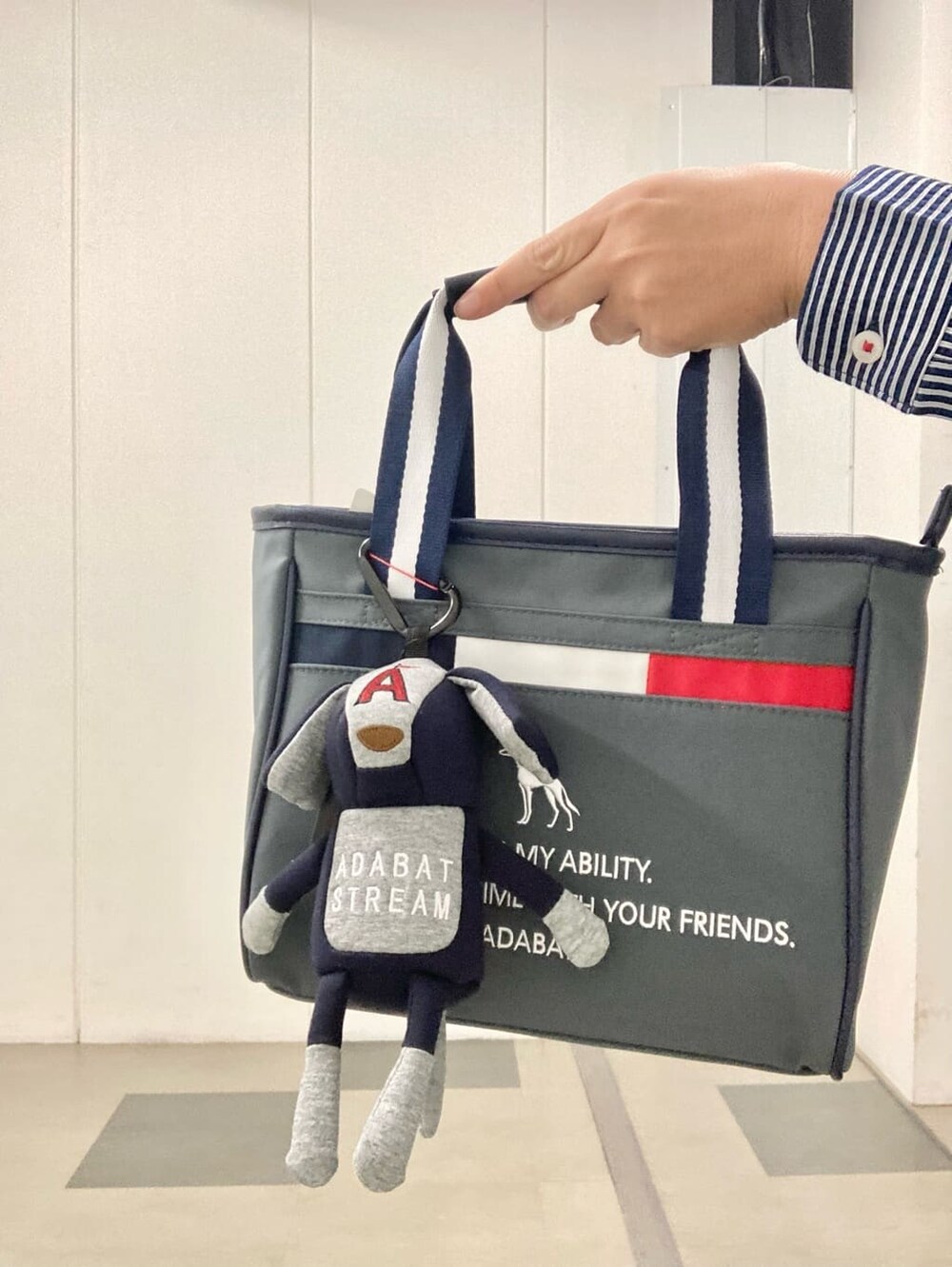 ブルー系のその他パンツ、グレー系のトートバッグ、ブルー系のサンバイザーを着用したレディースの秋コーディネートの5枚目の写真