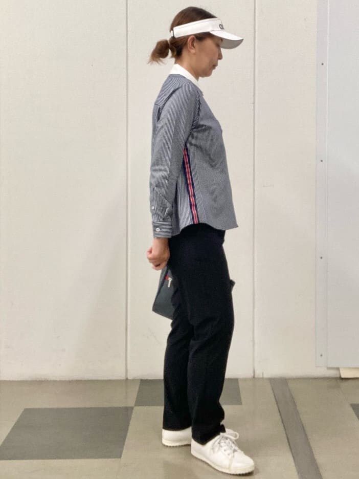 ブルー系のシャツ/ブラウス、ブルー系のその他パンツ、グレー系のトートバッグを着用したレディースの夏コーディネートの4枚目の写真