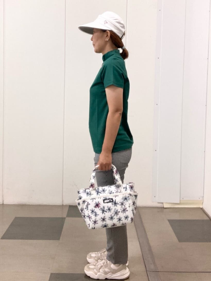 ホワイト系のその他パンツ、ホワイト系のハットを着用したレディースの夏コーディネートの2枚目の写真