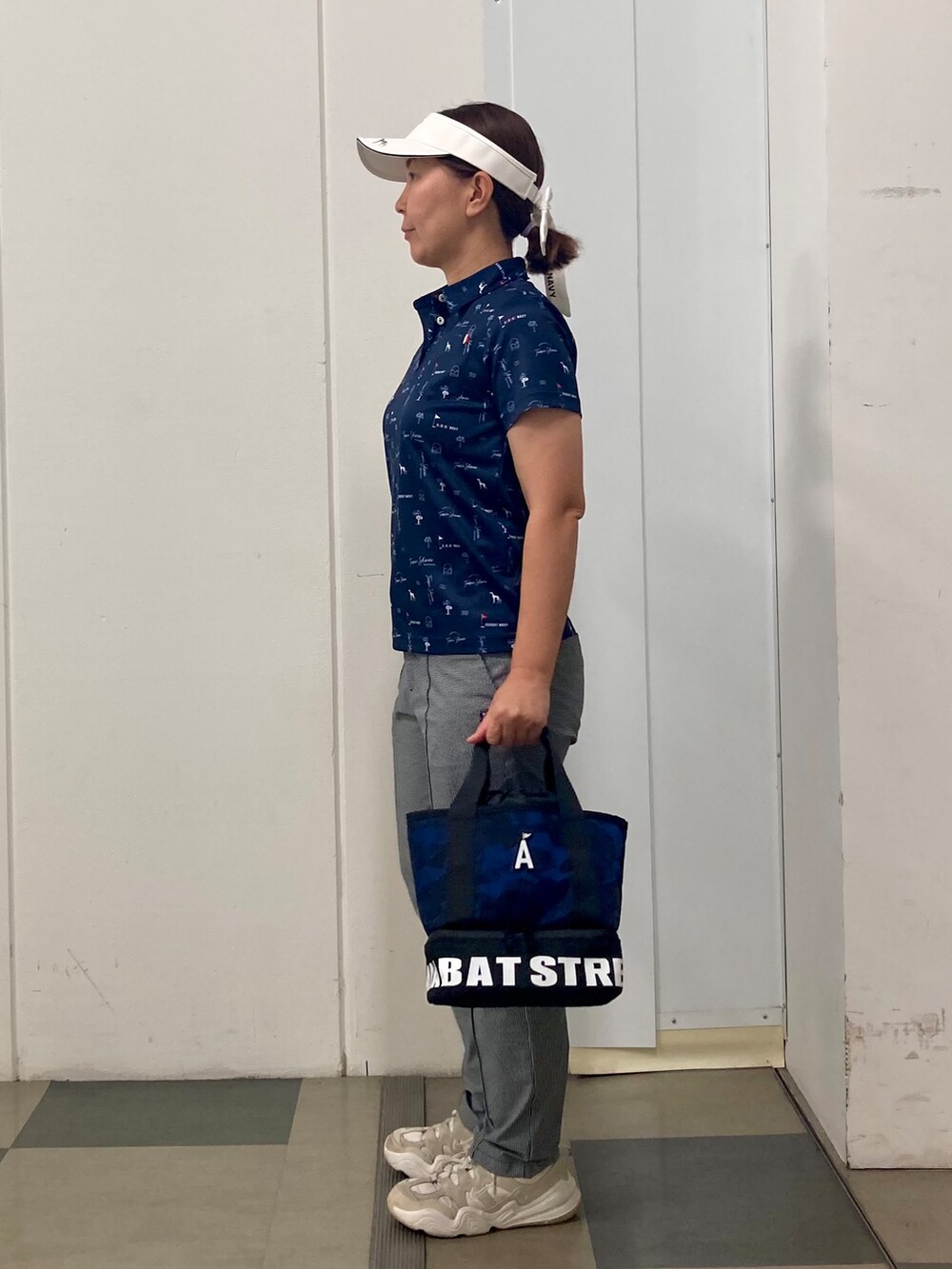 ブラック系のその他パンツ、ブルー系のトートバッグ、ブルー系のTシャツ/カットソーを着用したレディースの夏コーディネートの2枚目の写真