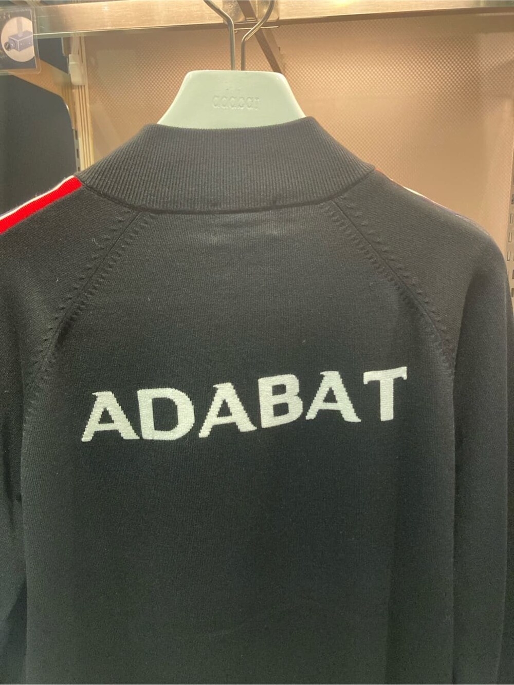 ブラック系のブルゾン、グレー系のその他パンツ、ブラック系のトートバッグを着用したレディースの冬コーディネートの5枚目の写真