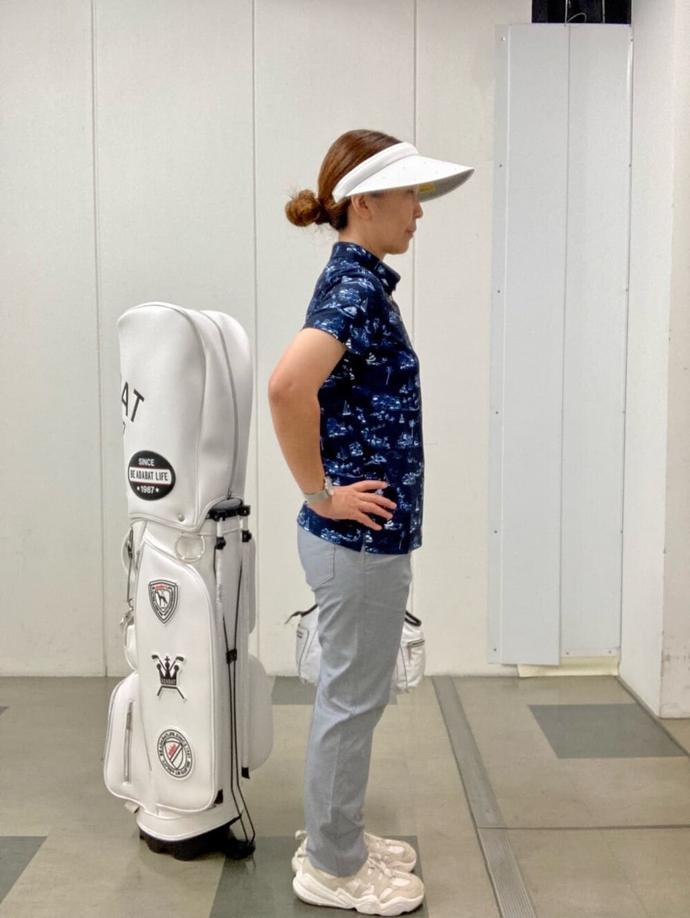 ホワイト系のその他パンツ、ホワイト系のサンバイザーを着用したレディースの夏コーディネートの4枚目の写真