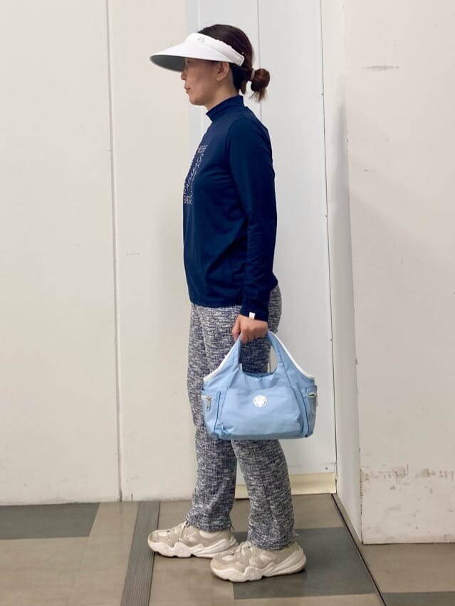 ブルー系のTシャツ/カットソー、ブルー系のその他パンツ、ブルー系のショルダーバッグを着用したレディースの春コーディネートの2枚目の写真