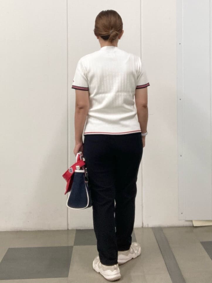 ホワイト系のニット/セーター、ブルー系のその他パンツ、ブルー系のトートバッグを着用したレディースの夏コーディネートの3枚目の写真