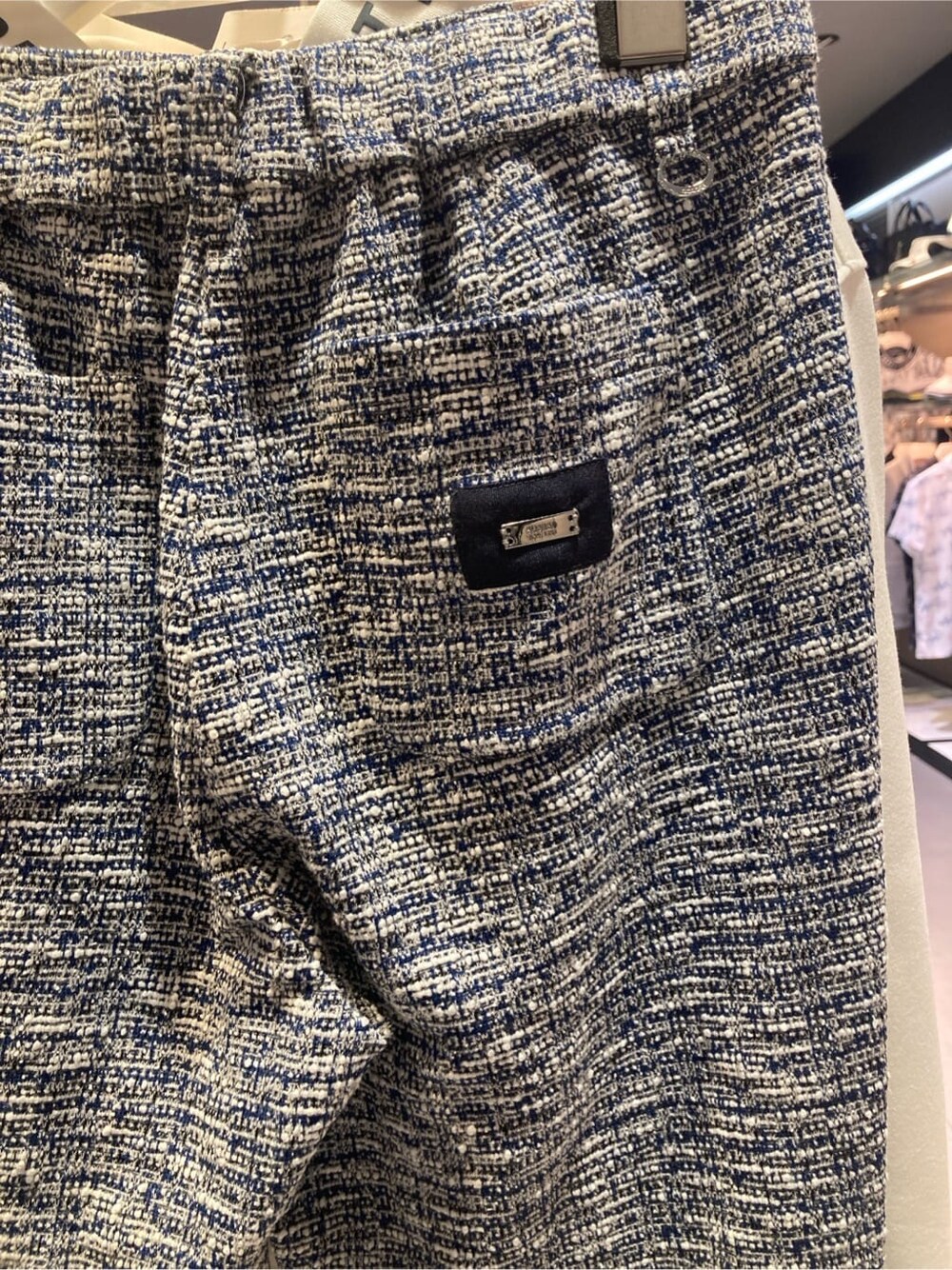 ブルー系のTシャツ/カットソー、ブルー系のその他パンツ、ブルー系のショルダーバッグを着用したレディースの春コーディネートの6枚目の写真