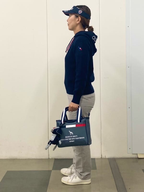 ブルー系のニット/セーター、グレー系のその他パンツ、グレー系のトートバッグを着用したレディースの秋コーディネートの2枚目の写真