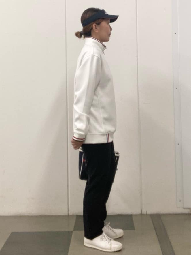 ブルー系のその他パンツ、グレー系のトートバッグ、ブルー系のサンバイザーを着用したレディースの秋コーディネートの2枚目の写真