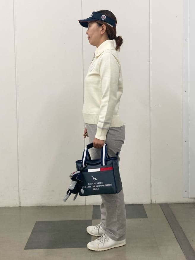 ホワイト系のニット/セーター、グレー系のその他パンツ、グレー系のトートバッグを着用したレディースの秋コーディネートの4枚目の写真