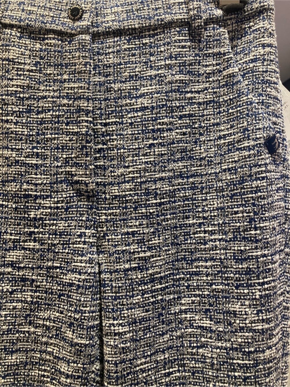 ブルー系のTシャツ/カットソー、ブルー系のその他パンツ、ブルー系のショルダーバッグを着用したレディースの春コーディネートの5枚目の写真