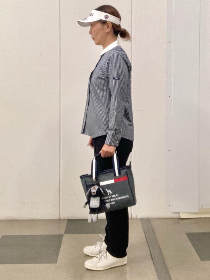 ブルー系のシャツ/ブラウス、ブルー系のその他パンツ、グレー系のトートバッグを着用したレディースの夏コーディネートの2枚目の写真