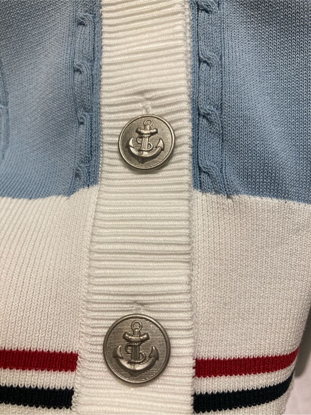 ブルー系のカーディガン/ボレロ、ホワイト系のTシャツ/カットソー、ブルー系のトートバッグを着用したレディースの冬コーディネートの6枚目の写真