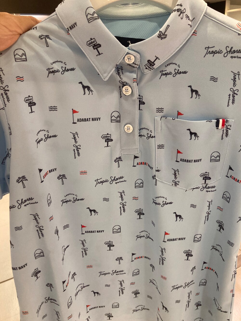 ブルー系のTシャツ/カットソー、ブラック系のその他パンツ、ブルー系のトートバッグを着用したレディースの夏コーディネートの5枚目の写真
