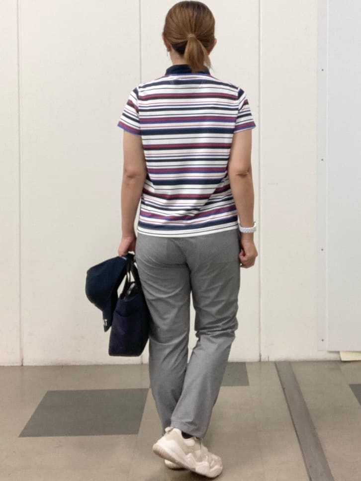 ホワイト系のTシャツ/カットソー、ブルー系のハンドバッグ、ブルー系のキャップを着用したレディースの夏コーディネートの3枚目の写真