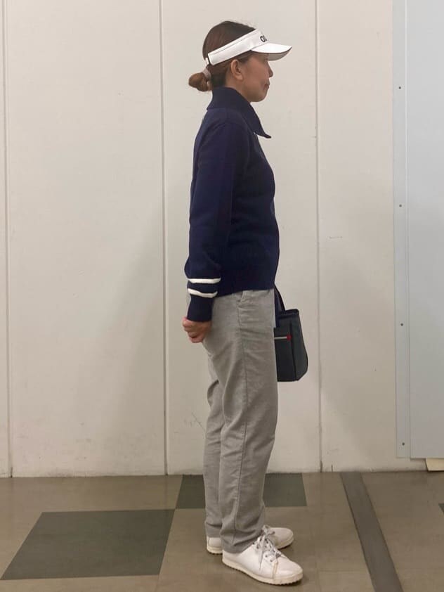 ブルー系のニット/セーター、グレー系のその他パンツ、グレー系のトートバッグを着用したレディースの秋コーディネートの2枚目の写真