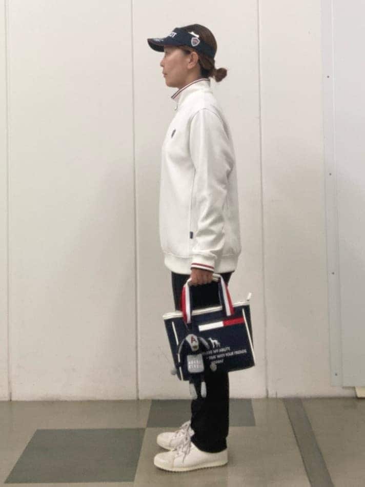ブルー系のその他パンツ、グレー系のトートバッグ、ブルー系のサンバイザーを着用したレディースの秋コーディネートの4枚目の写真