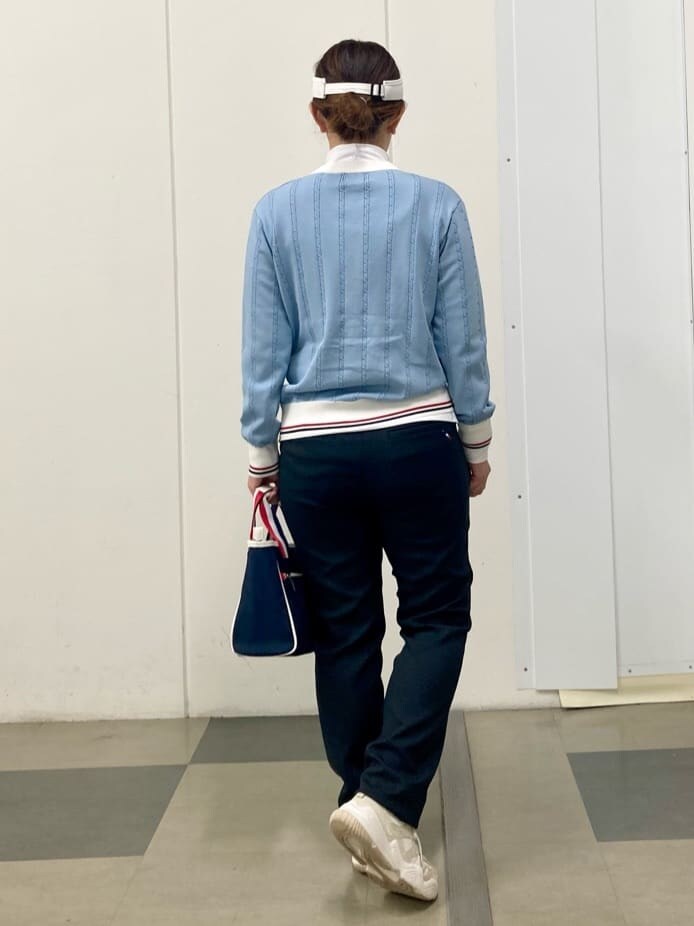 ブルー系のカーディガン/ボレロ、ホワイト系のTシャツ/カットソー、ブルー系のトートバッグを着用したレディースの冬コーディネートの3枚目の写真