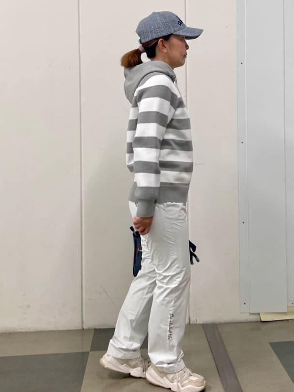 グレー系のニット/セーター、ホワイト系のその他パンツ、グレー系のトートバッグを着用したレディースの秋コーディネートの4枚目の写真