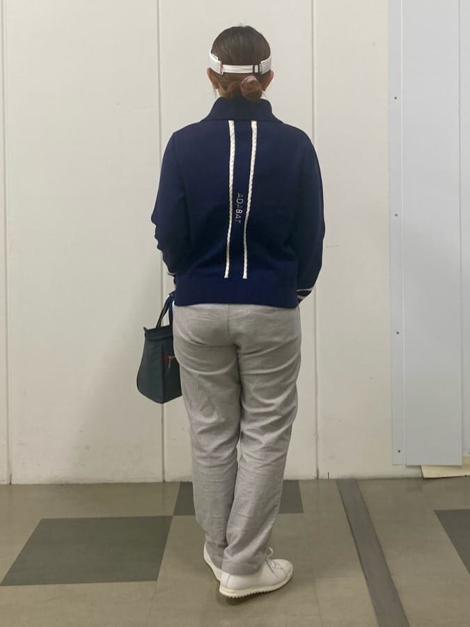 ブルー系のニット/セーター、グレー系のその他パンツ、グレー系のトートバッグを着用したレディースの秋コーディネートの3枚目の写真
