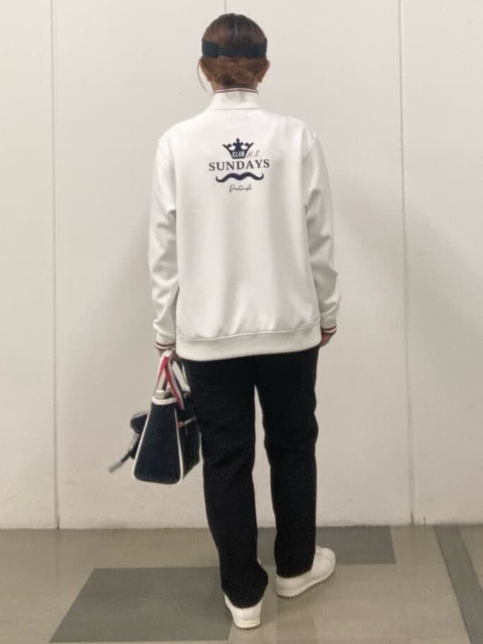 ブルー系のその他パンツ、グレー系のトートバッグ、ブルー系のサンバイザーを着用したレディースの秋コーディネートの3枚目の写真