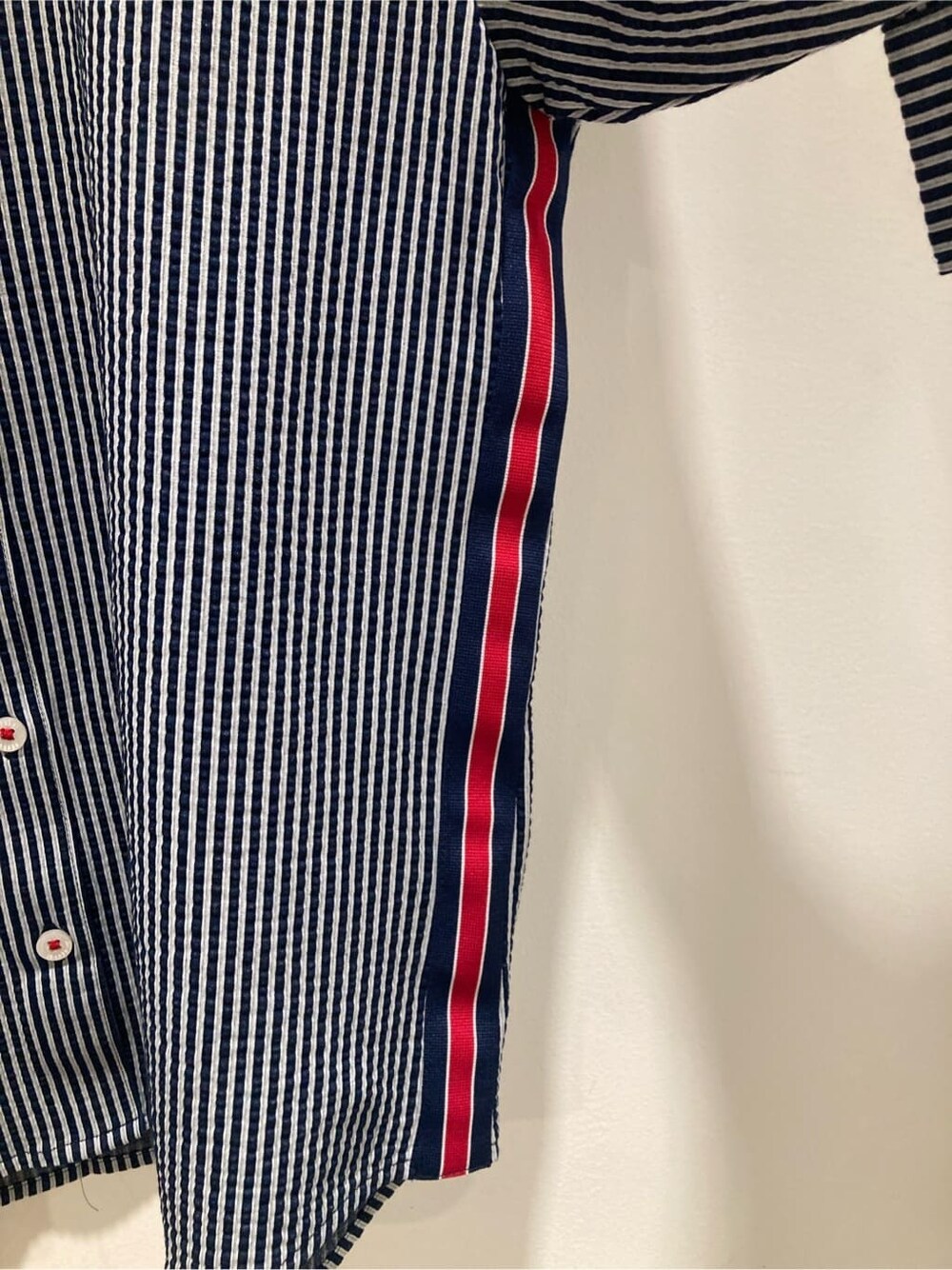 ブルー系のシャツ/ブラウス、ブルー系のその他パンツ、グレー系のトートバッグを着用したレディースの夏コーディネートの6枚目の写真