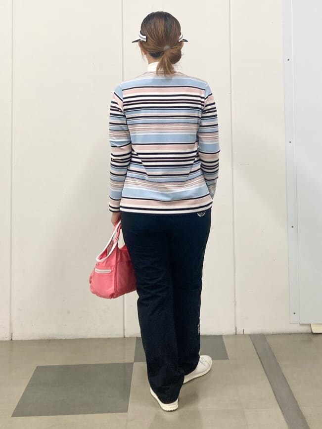 ホワイト系のTシャツ/カットソー、ブラック系のその他パンツ、ピンク系のショルダーバッグを着用したレディースの秋コーディネートの3枚目の写真