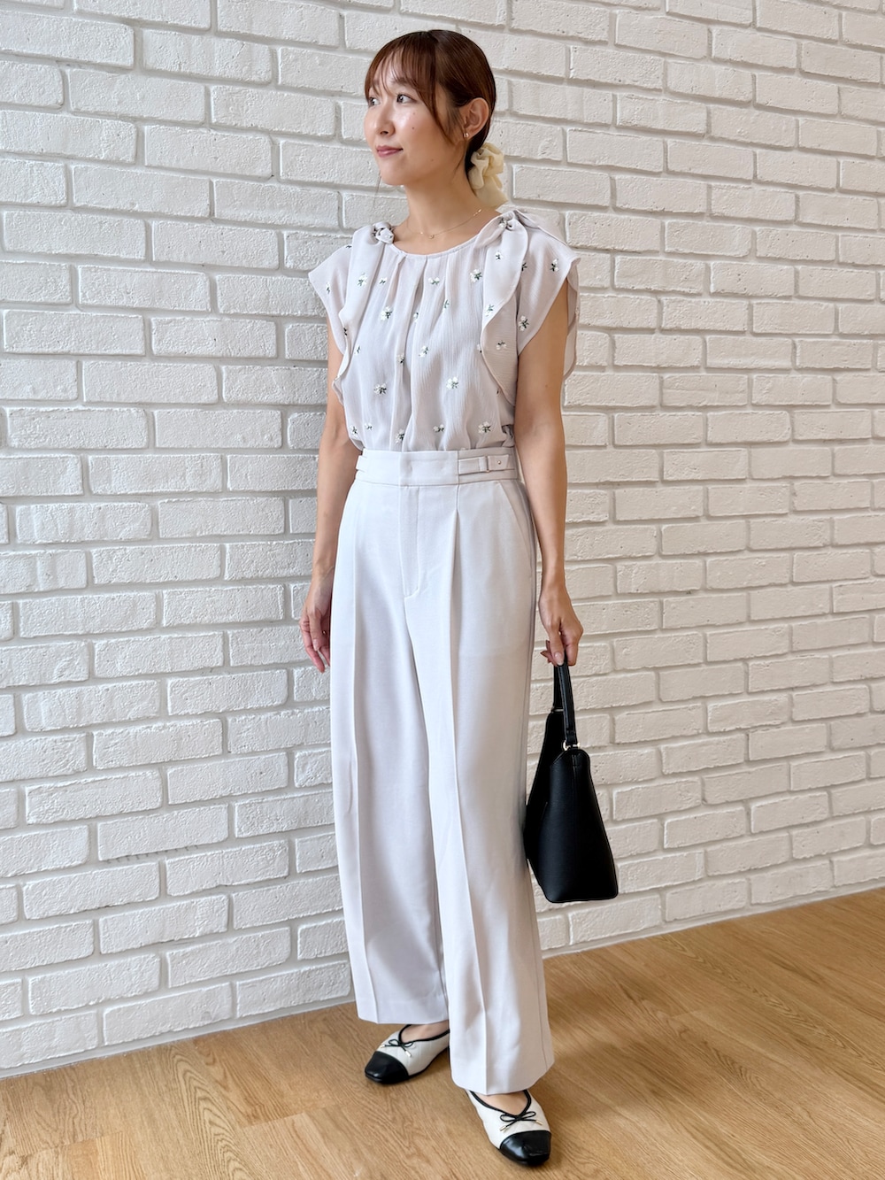 ベージュ系のシャツ/ブラウス、ベージュ系のパンプスを着用したレディースの夏コーディネートの2枚目の写真
