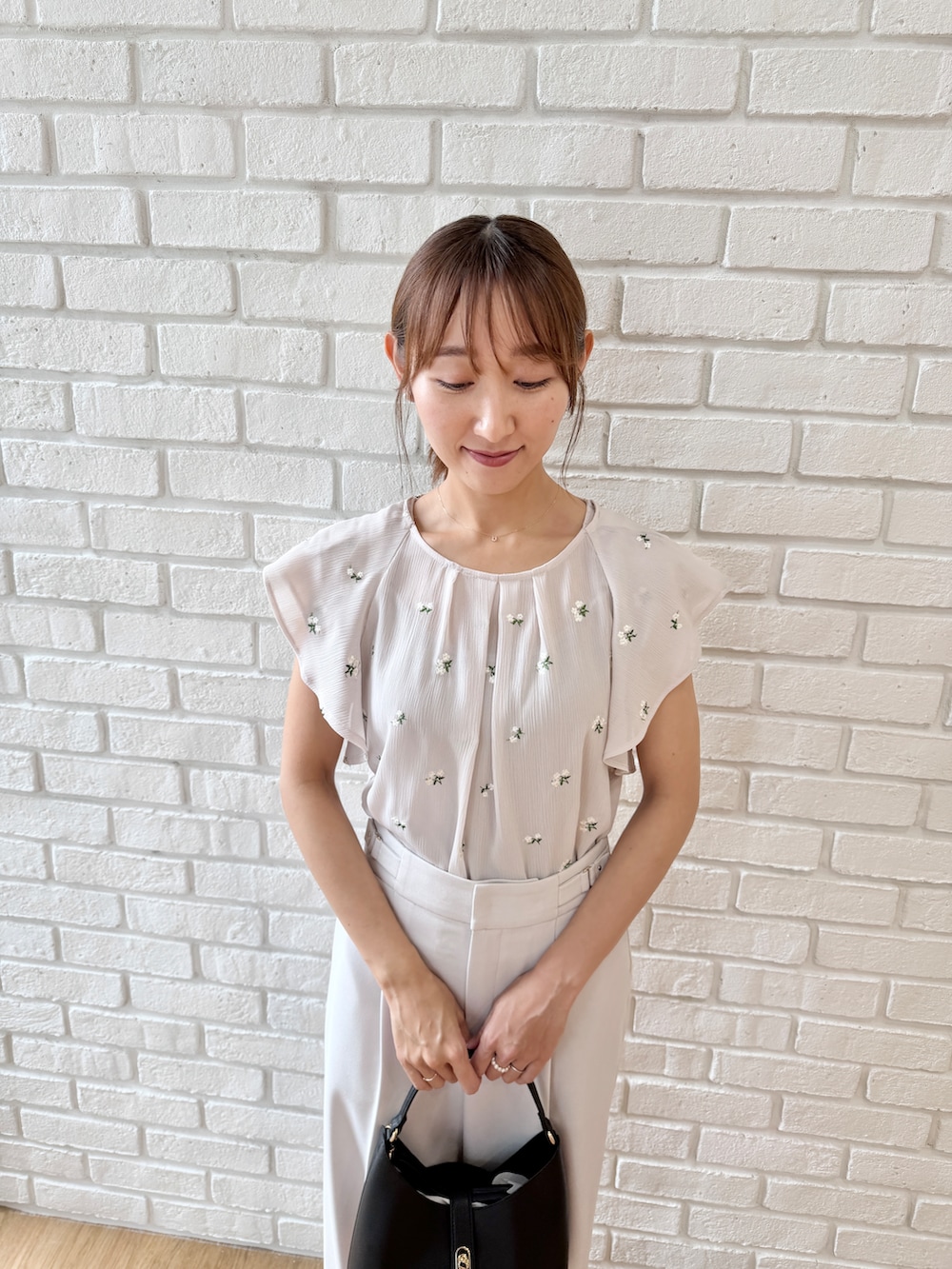 ベージュ系のシャツ/ブラウス、ベージュ系のパンプスを着用したレディースの夏コーディネートの5枚目の写真