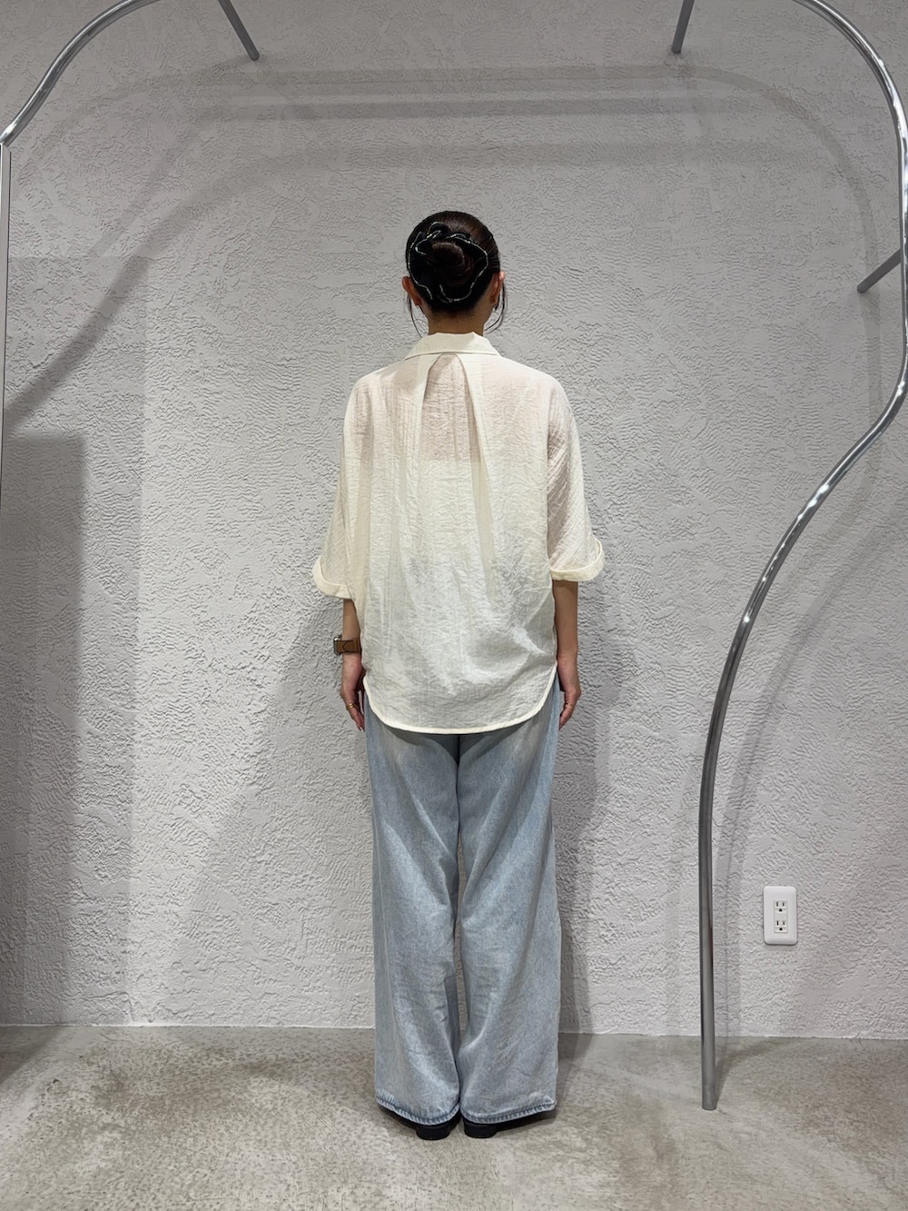ブルー系のデニムパンツ、ホワイト系のシャツ/ブラウス、ブラック系のローファーを着用したレディースの秋コーディネートの3枚目の写真