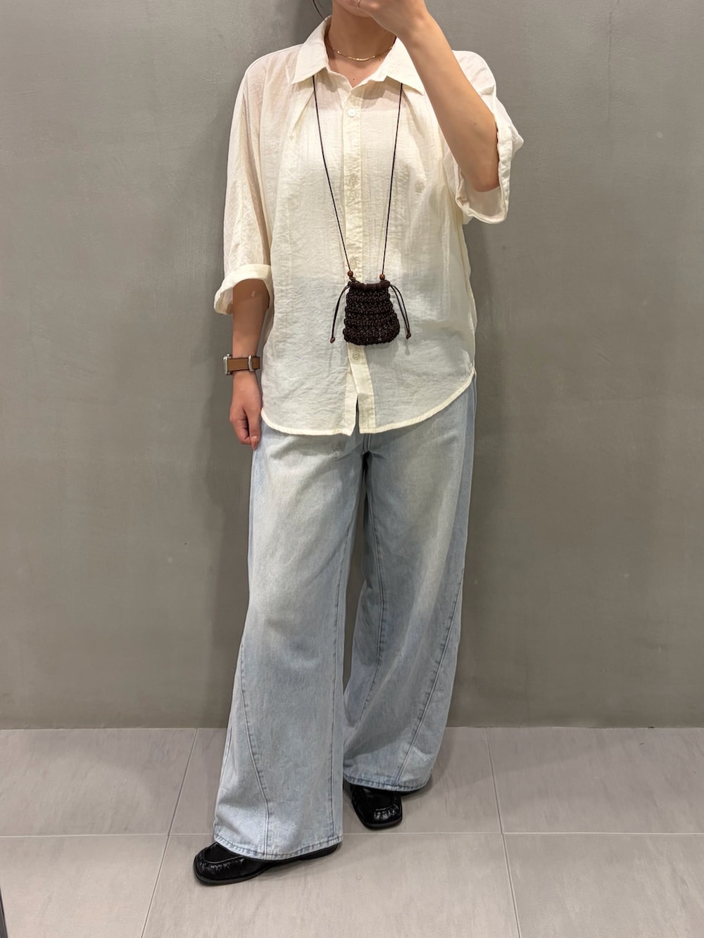 ブルー系のデニムパンツ、ホワイト系のシャツ/ブラウス、ブラック系のローファーを着用したレディースの秋コーディネートの4枚目の写真