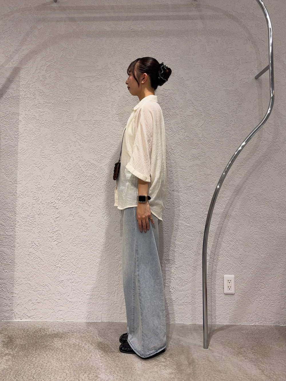 ブルー系のデニムパンツ、ホワイト系のシャツ/ブラウス、ブラック系のローファーを着用したレディースの秋コーディネートの2枚目の写真