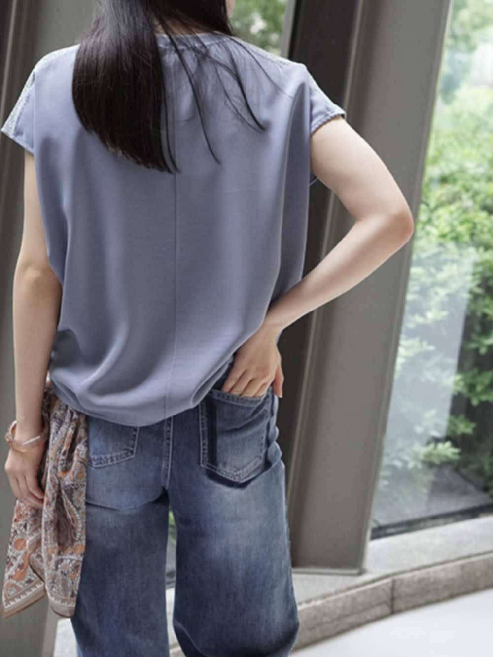 ブルー系のデニムパンツ、ブルー系のシャツ/ブラウス、ブラウン系のマフラーを着用したレディースの夏コーディネートの2枚目の写真